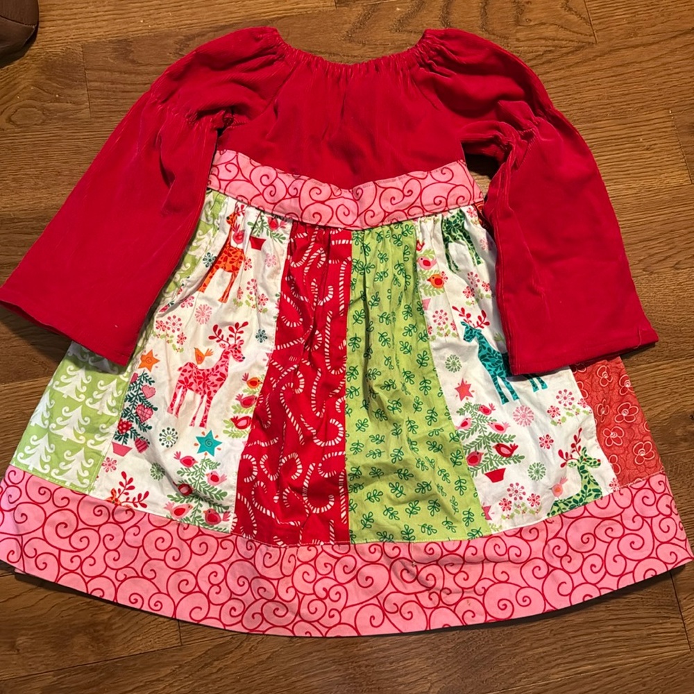 Girls Christmas dress. Not sized but size matches most 3T clothing.